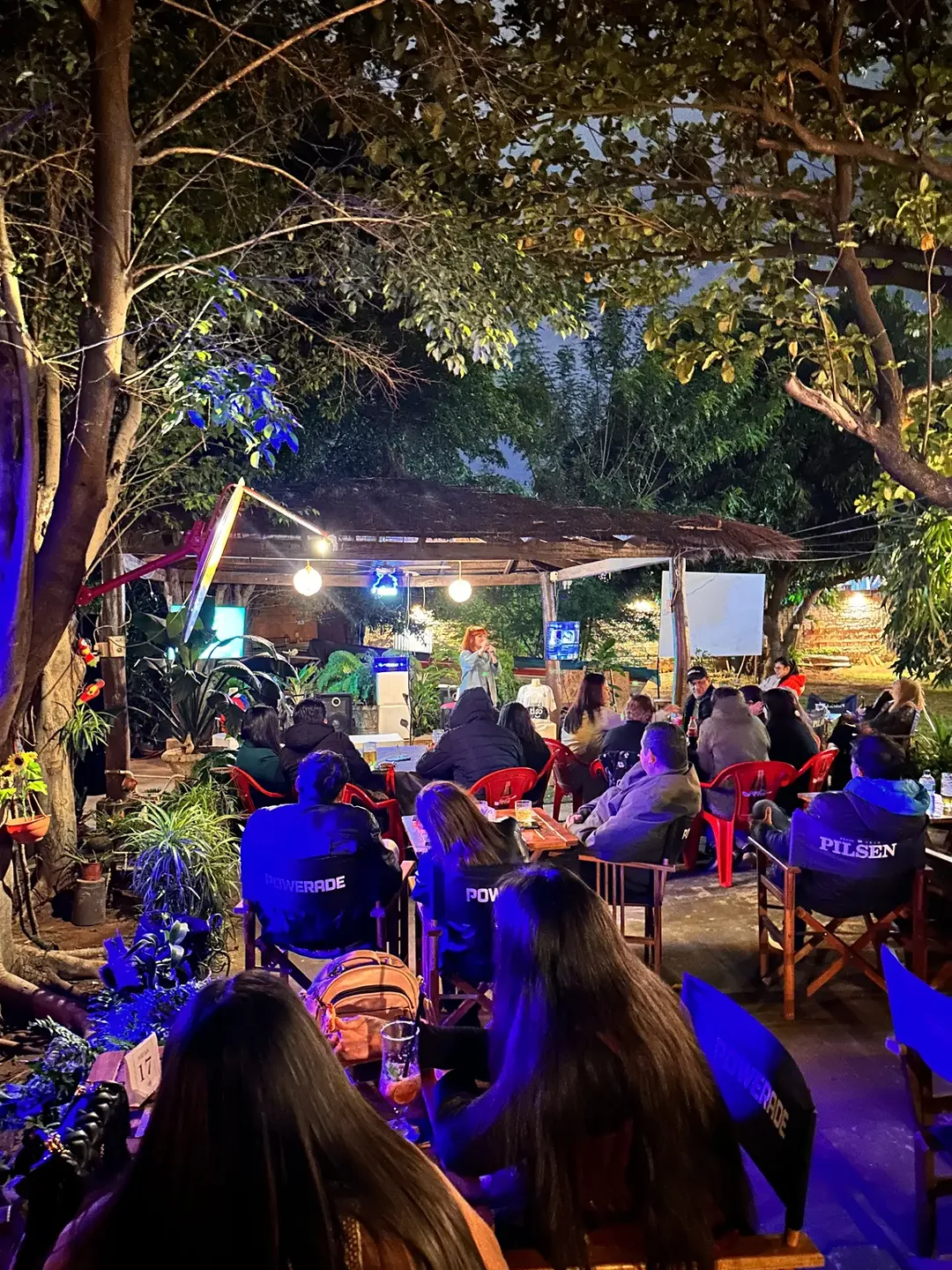 Show de stand-up con luces azules
